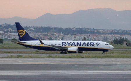 瑞安航空飞机窗户“脱落” 一乘客险些被吸出机外