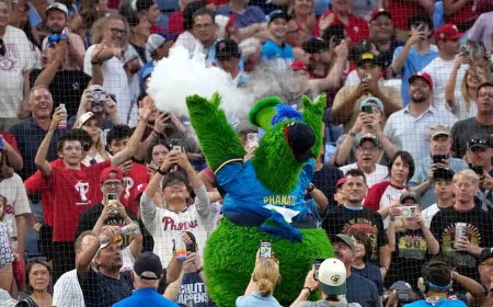Phillie Phanatic celebrates 76ers signing LeBron James with chalk toss