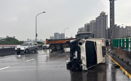 快訊／新北瞬間大雨！台65高架2車擦撞　小貨車撞分隔島側翻
