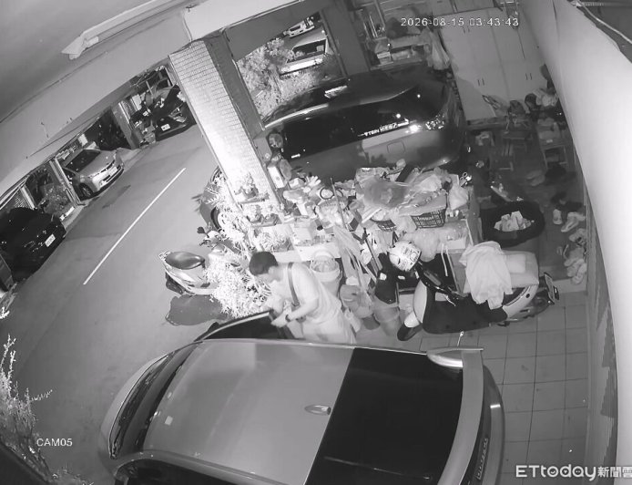 有監視器照偷！台中竊賊開車門待5分鐘　車主痛失11000元氣炸