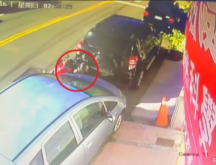 全面失控！大甲男抽「喪屍煙彈」逆向衝　慘卡2車縫隙糗大