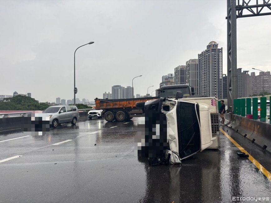 快訊／新北瞬間大雨！台65高架2車擦撞　小貨車撞分隔島側翻